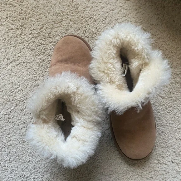 UGGs with Button Detail - Picture 4 of 5